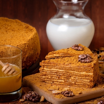 Карамельний медівник зі смаженим горіхом