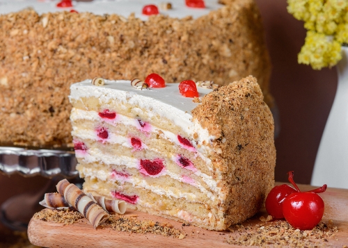 Медовий з вишнями